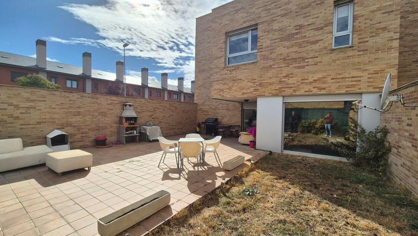 Unifamiliar Pareada En venta en Calle 3 De Abril, El Carmen - Fábrica De Armas, Palencia photo 0