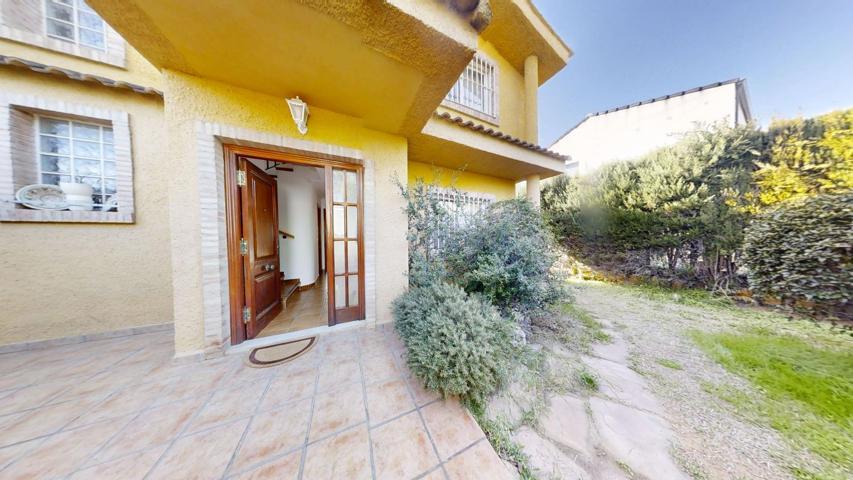 Unifamiliar Pareada En venta en Calle Sant Tomàs, Montealegre, L'Eliana photo 0