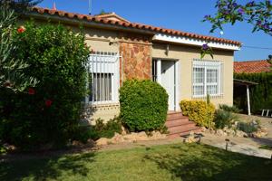 Casa En venta en Calle Xeraco, 0, Entrepinos, L'Eliana photo 0