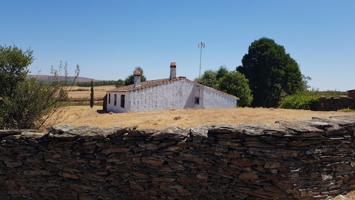 Finca rústica con casa de piedra en La Codosera-Bacoco photo 0