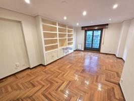 CÉNTRICO PISO DE 3 DORMITORIOS CON GARAJE Y TRASTERO photo 0