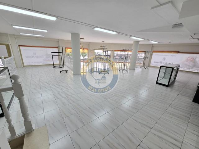 Bajo comercial de gran visibilidad photo 0