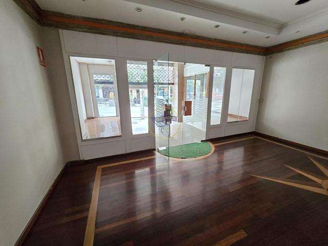 Amplio local comercial en zona de paso photo 0
