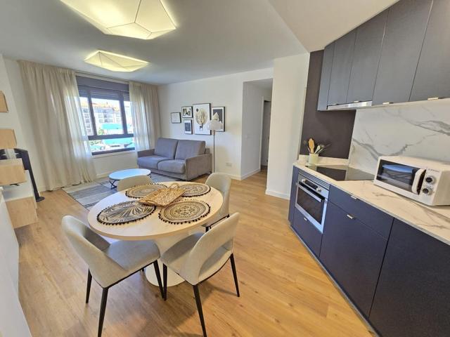 Apartamento seminuevo y amueblado de 2 dormitorios con garaje photo 0