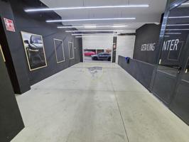 LOCAL COMERCIAL EN EL CENTRO DE LA CIUDAD CON ZONA DE APARCAMIENTO DE VEHÍCULOS photo 0