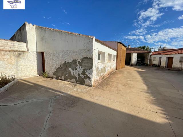 Amplia Casa de Pueblo en Aguas Nuevas con Potencial Único photo 0