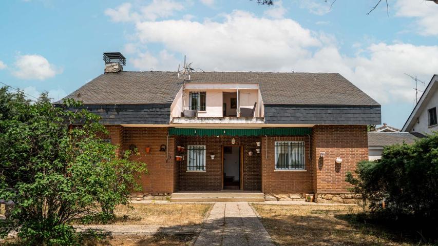 ¡Tu nuevo hogar en Soto del Real! Casa independiente con parcela, terraza y vistas despejadas photo 0