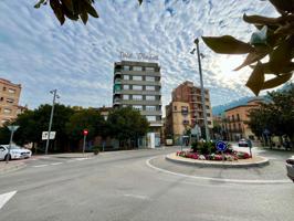 Oportunidad única de alquiler de local comercial en edificio histórico en Martorell. photo 0