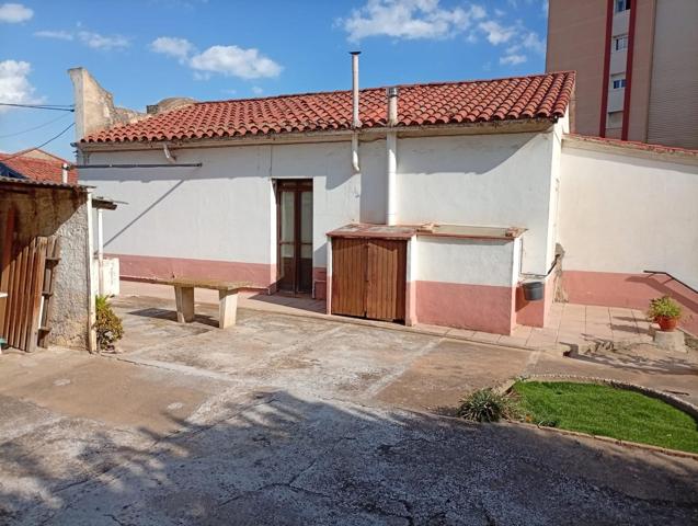 CASA CON TERRENO EN EL CENTRO photo 0