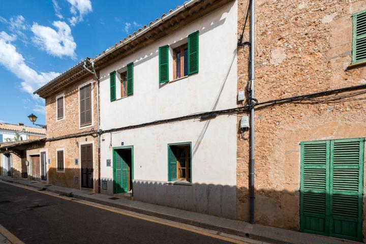 Casa de pueblo con patio y terraza en Santa Maria del Camí photo 0
