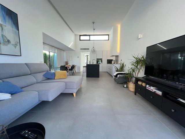 Alquiler temporal - Chalet unifamiliar moderno y cómodo de una sola planta photo 0