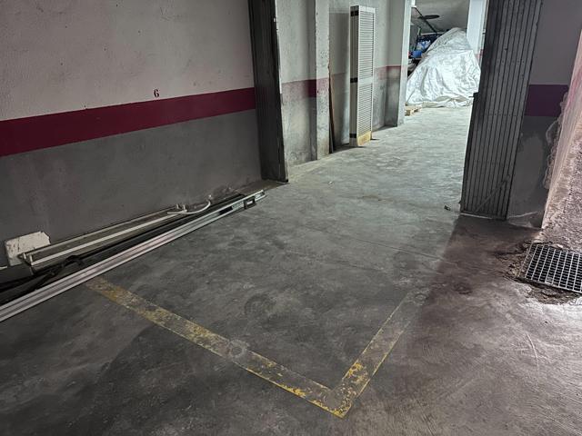 Plaza de aparcamiento con amplio espacio de almacenamiento photo 0