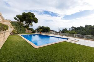 ÁTICO DE 4 HABITACIONES CON GRAN TERRAZA EN PLANTA, PARKING Y PISCINA COMUNITARIA EN CAS CATALÀ. photo 0