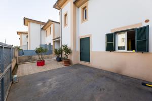 ADOSADO DE 3 HABITACIONES CON ZONA DE SALA-BARBACOA Y 2 APARCAMIENTOS Y TERRAZA EN SON XIMELIS. photo 0
