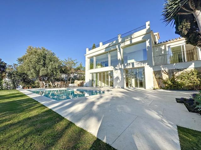 Villa de lujo de 4 dormitorios con vistas al mar y acceso directo a Guadalmina Golf photo 0
