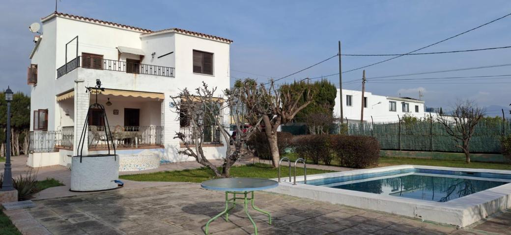 Espectacular villa de 4 dormitorios con piscina a tan solo 5 minutos de la playa photo 0