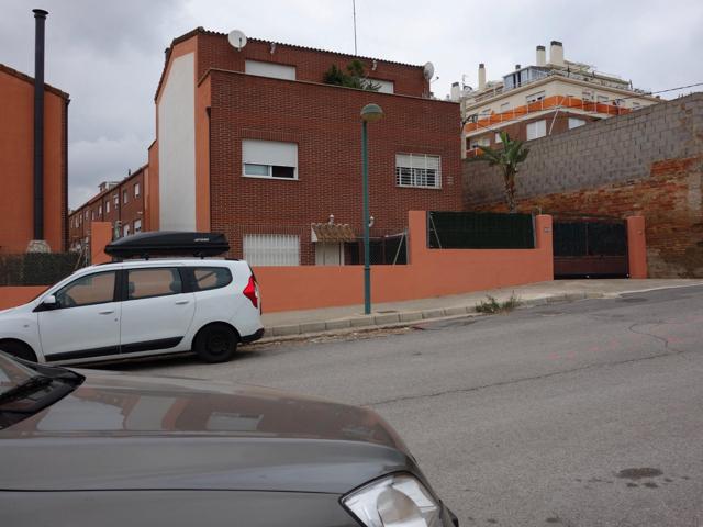 Chalet de 3 habitacions y 3 baños con parking en Almazora photo 0