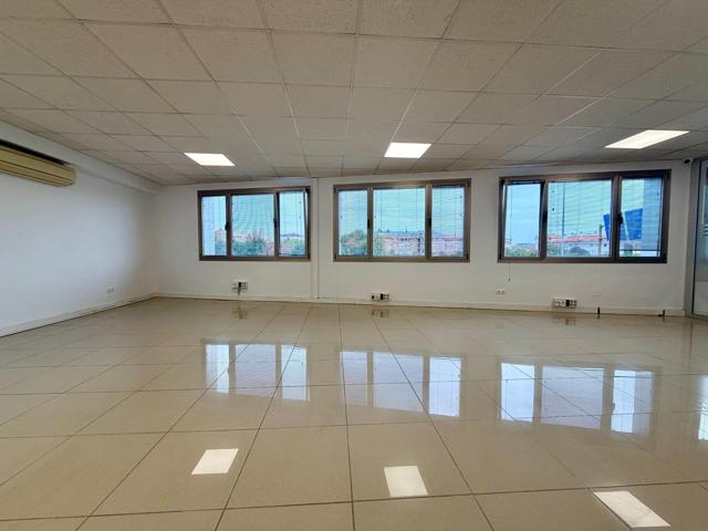 Bonita oficina lista para funcionar en centro empresarial photo 0