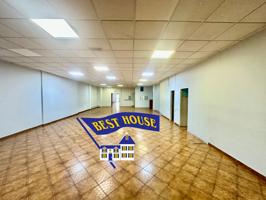 Se alquila amplio local a un paso de Cuatro Caminos y Valdecilla photo 0