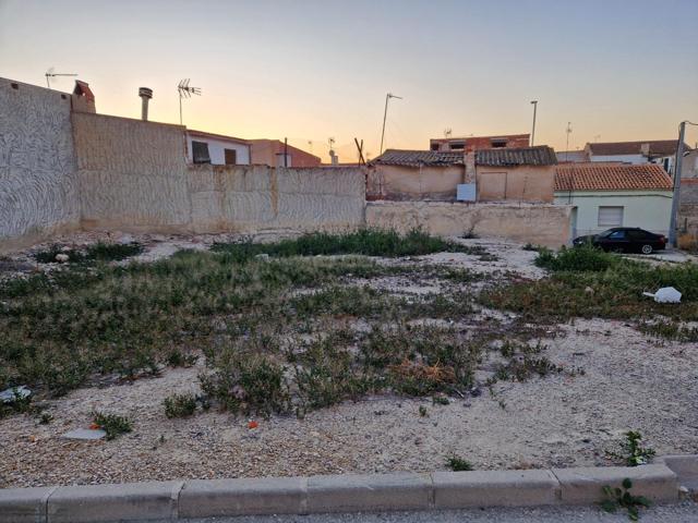 Se vende solar en zona Almazara photo 0