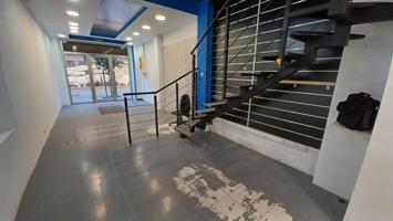 Local comercial delante del Mercat de Sants photo 0