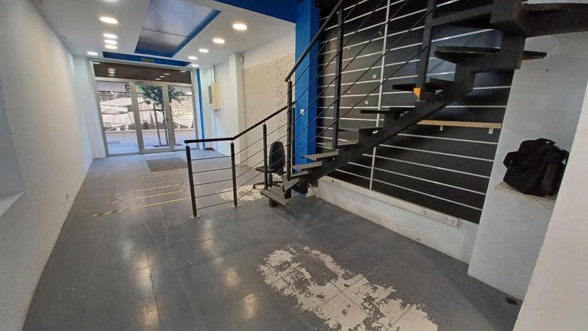 Local comercial delante del Mercat de Sants photo 0