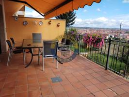 Chalet adosado a la venta en Trobajo del Camino. photo 0