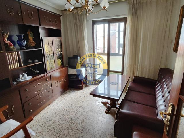 Casa en venta en Trobajo del Camino. photo 0