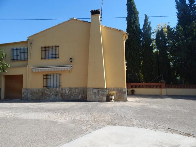 CASA DE CAMPO CON TERRENO URBANIZABLE EN ONTINYENT. photo 0