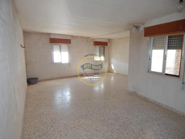 CASA DE GRAN TAMAÑO, CON PATIO Y TERRAZA EN AGULLENT. photo 0