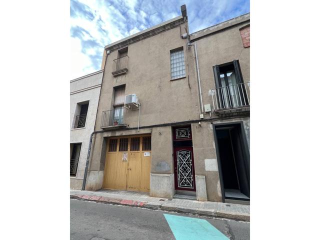 CASA AL CENTRE PER REFORMAR AMB POSIBILITAT DE CONSTRUIR A LA MATEIXA PARCEL.LA UN ALTRE CASA DE PLANTA BAIXA I UN PIS. photo 0