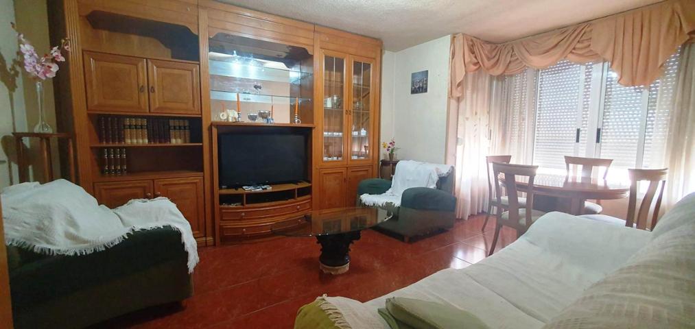 PISO CÉNTRIO DE 3 DORMITORIOS CON UN BAÑO Y UN ASEO photo 0