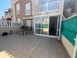 Precioso adosado planta baja de 2 dormitorios, parking, piscina comunitaria, orientación Oeste. photo 0