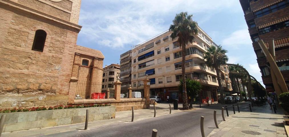 AMPLIO PISO CÉNTRICO DE 4 DORMITORIOS, 3 BAÑOS, TRASTERO Y PARKING photo 0