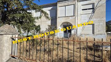 Casa y nave ccon terreno en Castrejon de la Peña photo 0