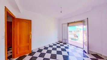 Bonito piso de 3 dormitorios, situado en la calle Santa Rita de Maracena. photo 0