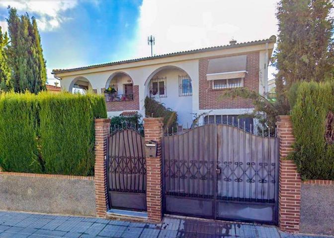 Chalet independiente, en parcela de 720 m2, situado en la urbanización Los Cerezos de Gójar. photo 0