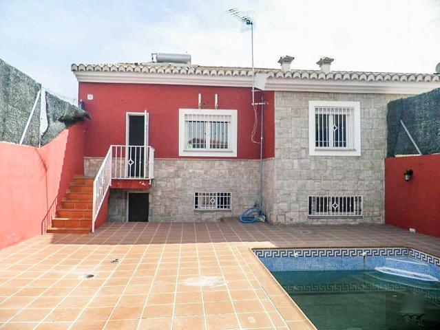 Bonita vivienda adosada con amplio patio y piscina privada, en Cúllar Vega. photo 0