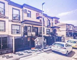 Vivienda unifamiliar adosada, situada en la calle Mirlo de Maracena. photo 0