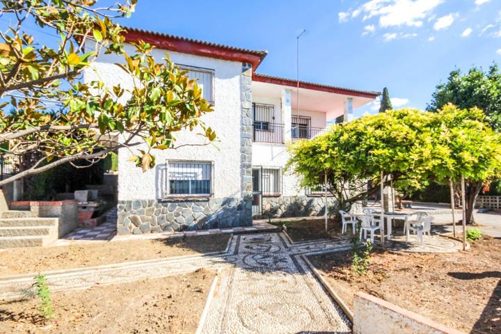 Magnífico chalet independiente, en parcela de 1.000 m2, situado en la urbanización Colinas Bermejas. photo 0