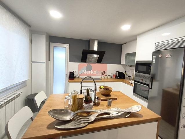 SE VENDE CHALET ADOSADO EN URBANIZACIÓN REFORMADO Y LUMINOSO photo 0