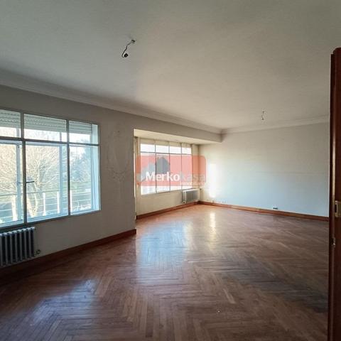 Se vende piso señorial de 127 m2 para reformar en ubicación privilegiada frente al Parque Rosalía photo 0