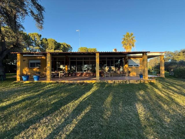 Exclusivo Chalet en Badajoz con Amplias Terreno y Comodidades de Lujo photo 0