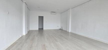 ¡Oportunidad Única! Local Comercial en el Corazón de Badajoz photo 0