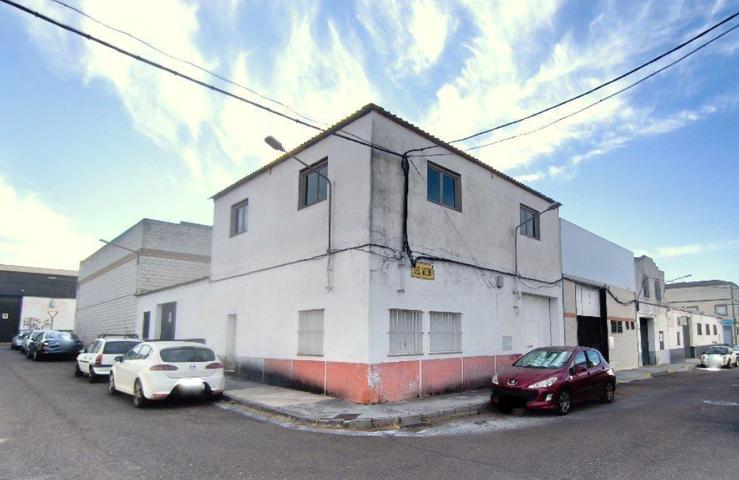 Se vende agrupación de Naves en la Barriada de Llera photo 0