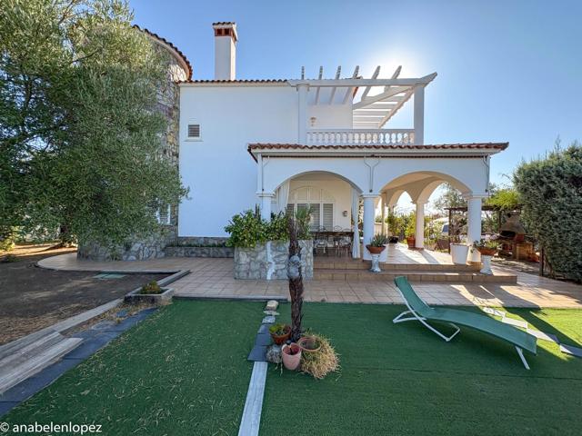 Chalet independiente sobre parcela de 1248 m2 con piscina privada en urbanización Las Vaguadas, Badajoz. photo 0