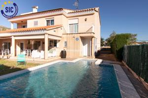 CHALET CON JARDÍN Y PISCINA photo 0