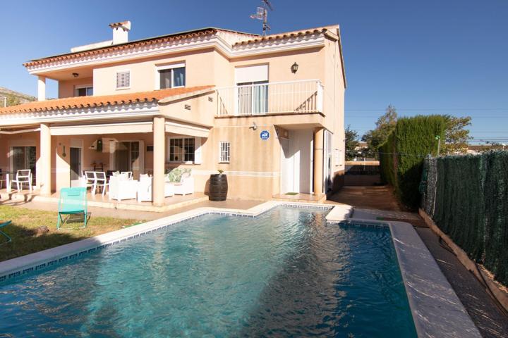 CHALET CON JARDÍN Y PISCINA photo 0