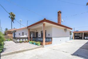 SE VENDE CHALET PLANTA BAJA 243 M2 3 HABITACIONES, 2 COCINAS, 2 BAÑOS CON PISCINA Y GARAJE EN PARCELA DE 778 M2 photo 0