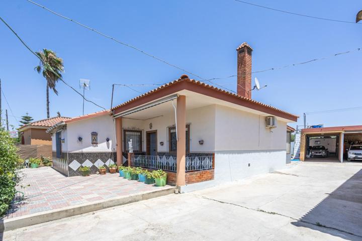 SE VENDE CHALET PLANTA BAJA 243 M2 3 HABITACIONES, 2 COCINAS, 2 BAÑOS CON PISCINA Y GARAJE EN PARCELA DE 778 M2 photo 0